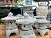 Đèn đá chân thấp mái đình